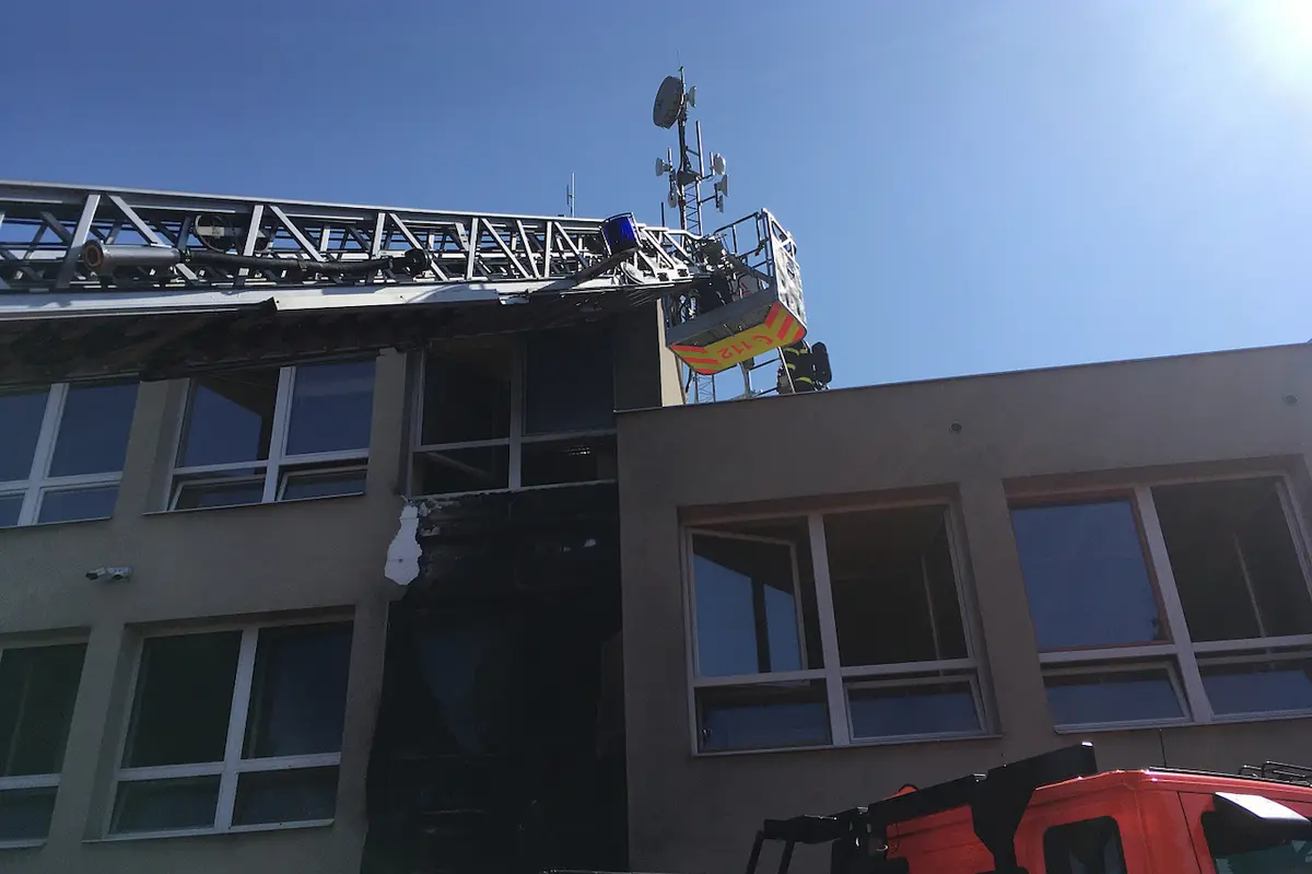 Pot jen uslyme ustraen vkik: Tohle je pli rychle!. A erven 458 nedotiv smuje na rande se svodidly. VIDEO: Mladk naboural Ferrari z pjovny. koda pesahuje